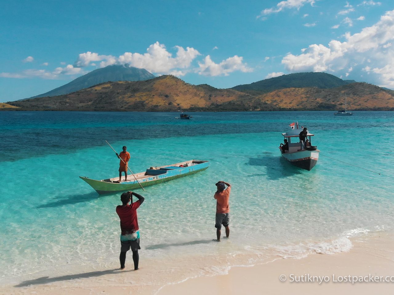 Pantai Meko Adonara, Pantai Pasir Timbul Nan Indah yang Diapit 3 Gunung Api